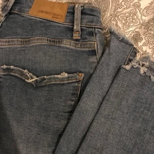 högmidjade jeans - Säljer pågrund av att dom är för små därför har jag tyvär inga bilder hur dom sitter på. Köpte dom förra för typ två år sen på gina tricot för 500 mitt pris e 50 (använder dom alldrig och vill bara bli av me dom haha