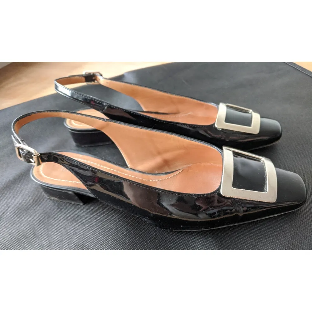 Patent leather svarta skor, väldigt fina och i bra skick! På första bilden är Gigi Hadid med likadana skor. De här vackra skor går bra att ha med jeans och andra byxor, långa eller korta klänningar, och passar alla tillfällen!! ✨🌄🌃 💖. Skor.