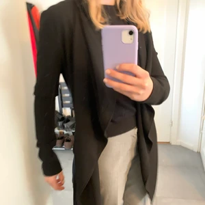 Svart sommarskola från Only  - Super härlig svart sommarkappa från ONLY, nästan aldrig använd. Frakten ingår inte i priset😊