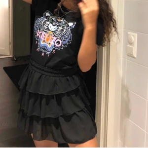 Volang kjol - Intressekoll på min snygg volangkjoll i svart från Vera moda köpt på zalando för 3,5 år sen, högsta bud 230kr och höj med minst 20kr varje gång! 400kr vid direkt affär, högsta budet är på 220kr budgivningen avslutas 15/2 runt 17 (BUDA I KOMMENTARERNA)