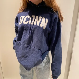 UCONN HOODIE - Super snygg trendig hoodie från Uconn universet! Uppskattad storlek L-XL. Buda i kommentarerna! Startpris:100kr 
