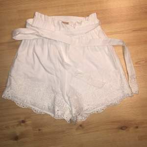 Vita shorts från bikbok med blommig spets längst ner. Aldrig använda💜