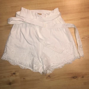 Vita shorts - Vita shorts från bikbok med blommig spets längst ner. Aldrig använda💜