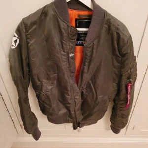 Alpha industris jacka  - Jackor & ytterplagg, stl. 46    (S), Herr Säljer min väldigt sparsamt använda Jacka. Köptes in för ca 3 år sedan men är i nyskick. 500 kr