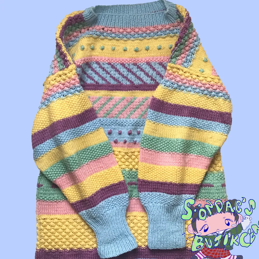 Oversize grandma sweater i pastell *:･ﾟ Köpt vintage men har inga synliga defekt! För eventuella frågor skicka ett meddelande så svarar jag så snabbt som möjligt 💌 . Stickat.