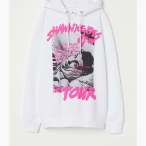 OVERSIZED TRÖJA - En vit o väldigt skön shawn mendes tröja, inte använt så många gånger men den är väldigt skön! 
