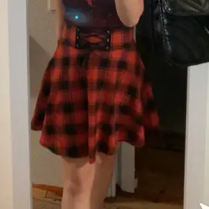 Denna kjol är helt ny och bara använd 1 gång :)
