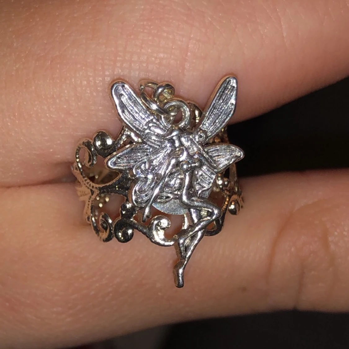 Silvrig ring med en älva på - 90