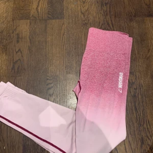 Gymshark tights  - Super fina tights från gymshark. Kommer tyvärr inte till användning. Har en liten liten skada framtill (sista bilden) men inget man märker/ser när man använder dom.
