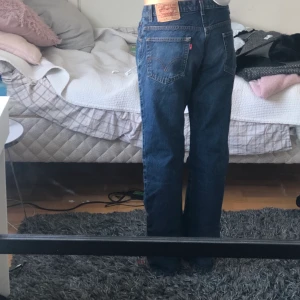 Levis vintage  - Vintage jeans som sitter på en 173 cm lång vanligtvis 36/38. Hör av er vid intresse för mer info!
