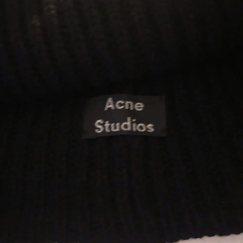 Super fin svart mössa från Acne studios, säljer pågrund av ingen användning längre. Passar jätte bra till allt och perfekt när det är vinter och kallt ute!💕. Övrigt.