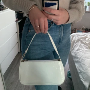 Väska  - Jättesöt vit väska från shein. Aldrig använd då den inte är min stil, nyskick. Säljs för 100kr inklusive frakt! 💜