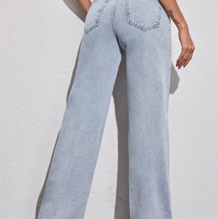 Säljer ett par jeans jag aldrig använder då jag redan har ett par ungefär likadana! De ser ut ungefär som jeansmodellen Yoko från monki, väldigt snygga<33 ;(de på sista bilden är från monki men de ser ungefär likadana ut) storlek XS☁️⚡️. Jeans & Byxor.