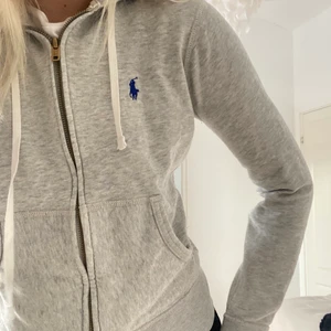 Zip-sweatshirt  - Säljer denna zip-sweatshirt från Ralph Lauren. Ljusgrå med blått märke. Passar xs 
