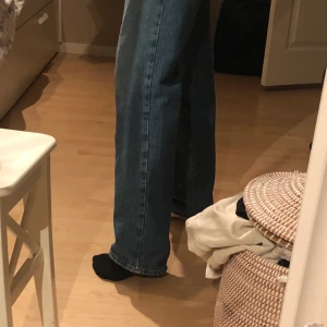 Zara jeans - Säljer de populära jeansen från zara. Full length. Har sytt in benen lite då jag tyckte de va lite för vida! Så dessa är mer straight leg😋