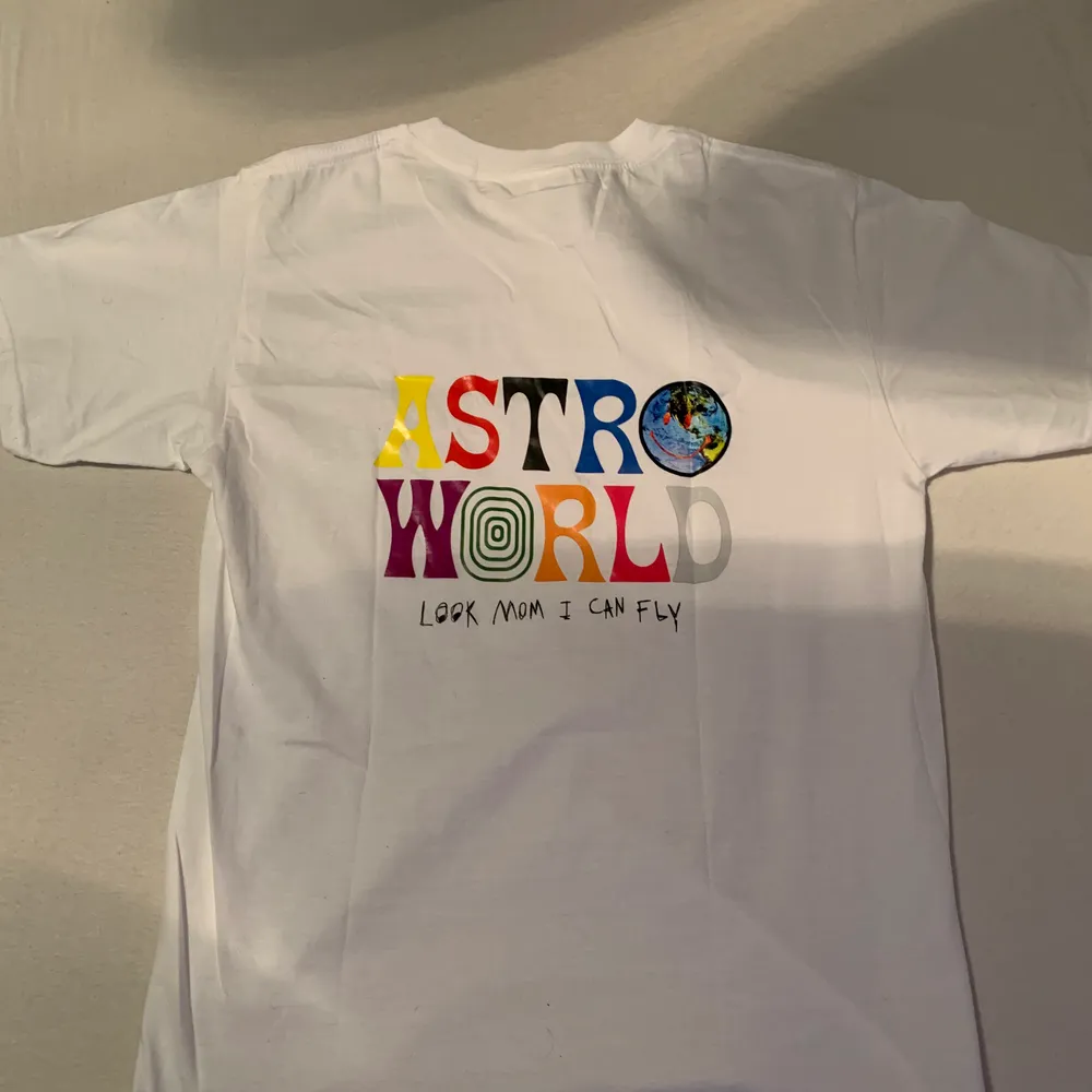 Astro world t shirt endast testade storlek s bin 500. T-shirts.