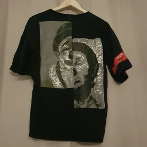 Fett cool t-shirt 🖤 - En as ball t-shirt som jag använt ett par gånger. Har en svart-vit bild på nån tjej och en clown i think.🖤