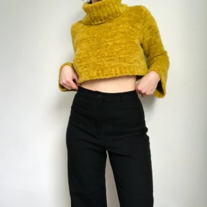 Kostymbyxa monki - Kostymbyxa från Monki med litet pressveck fram. Storlek 36! Sparsamt använda. PRISET ÄR SATT ni behöver ej buda!