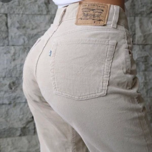 Levis byxor - Super fina Levis byxor i Manchester tyg! Använda drygt två gånger då de inte kommer till användning.