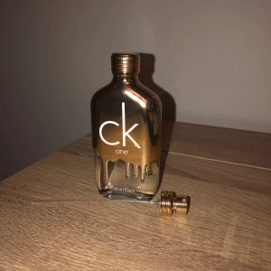 Calvin Klein gold  - Säljer parfymen Calvin Klein one gold 100ml. Den luktar väldigt fin och har en feminin doft. Den är använd bara en gång som man ser på andra bilen. Köptes för 929kr men säljer den för 700kr.