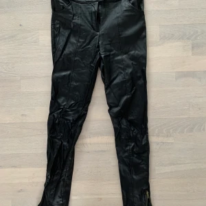 Svarta skinnimitations byxor - Tighta strl M nyskick