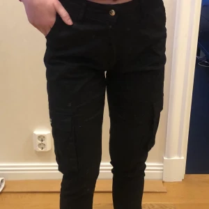 Madlady Cargo - Madlady Cargo byxor i svart, knappt använda. 100kr plus frakt