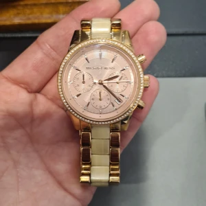 Michael kors klocka  - Fin rose guld klocka.  Alla stenar kvar och fungerar.   Köpt för ca 1.5 år sen för 3.200kr
