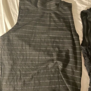 2st linnen , storlek M&L - Två stycken linnen som jag säljer för 60kr, båda med liten krage. Från Gina tricot.