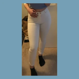 Vita Jeans - Superfina vita jeans i gott skick!🤍                                    Jättebra passform, STRL M.                             Om flera är intresserade så är det den som budar högst först till kvarn som gäller❣️