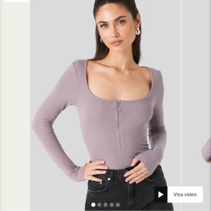 Ribbad långärmad tröja från NAKD - En lila ribbad långärmad tröja med dragkedja från NAKD. Helt oanvänd (endast testad) och lappen sitter kvar. Storlek xxs men skulle passa XS/S bättre. Originalpris på hemsidan är 199 (exklusive frakt), jag säljer för 130 kr inkl frakt.