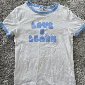 T-shirts  - T-shirts från Monki med texten ”love & learn”. Storlek XS. ALDRIG ANVÄND!! Kontakta mig för fler bilder om du är intresserad.
