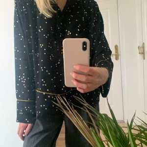 Prickig skjorta - Jättefin HM skjorta som liknar Ganni både i material och passform. Jag har den i storlek 40 men har egentligen storlek 36, tycker den blir snyggare när den är oversize:) 