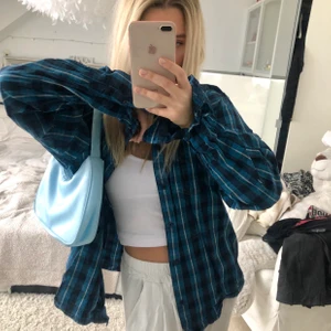 Rutig skjorta - Jättefin blå rutig oversize skjorta✨ jag på bilden är en xs💓