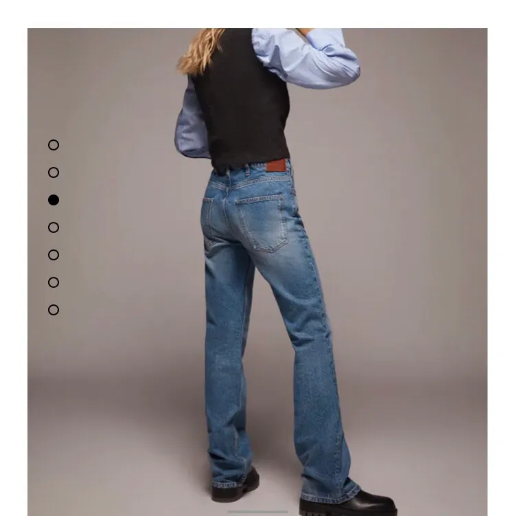 Säljer dessa slutsålda jeans från zara med flare. Som är väldigt svåra att få tag i. De är helt nya och har alla lappar kvar. Om du är intresserad kom privat och lägg ett bud. Finns också ett direkt pris om du är intresserad finns det mer information om de privat. Nypris 399 kr.💓. Jeans & Byxor.