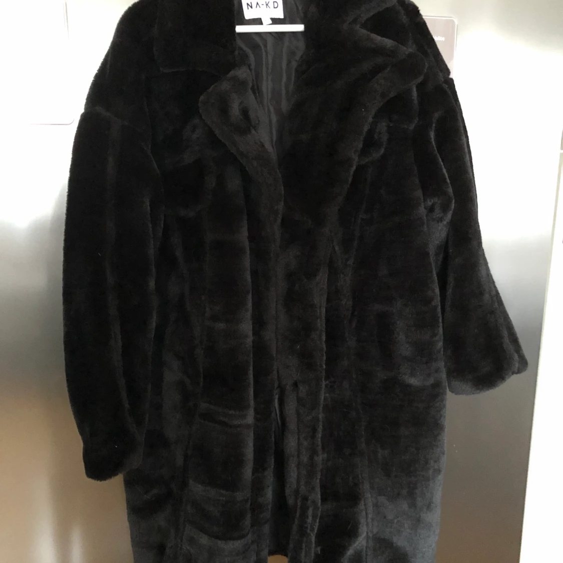 Svart ”pälsjacka” i nyskick från NA-KD