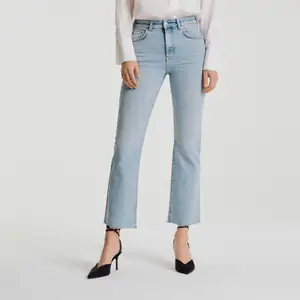 Detta är jättesnygga jeans som passar bra vid midjan och låten men är utsvängda vid benen. Notera att jag är ungefär 160-163! Pris kan nog diskuteras Storlek:36