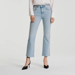 Gina byxor, högmidjade med flare - Detta är jättesnygga jeans som passar bra vid midjan och låten men är utsvängda vid benen. Notera att jag är ungefär 160-163! Pris kan nog diskuteras Storlek:36