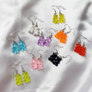 Gummibjörn halsband, örhänge, armband - Jag säljer egengjorda smycken med gummibjörnar på. Det finns i flera färger och man kan välja mellan halsband, örhänge och armband. Jag gör de efter önskemål med ju mer material desto dyrare. Är ni intresserade, gå in på min instagram och skriv i dm🥰 @vintagesmyckenstockholm