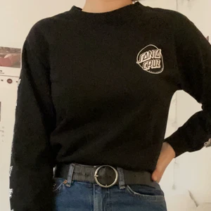 Santa Cruz T-shirt  - T-shirt från santa Cruz. Använd ett antal gånger men i väldigt bra skick. Storlek xs/s☺️