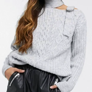 RIVER ISLAND - grå kabelstickad tröja - Grå kabelstickad tröja med bar axel