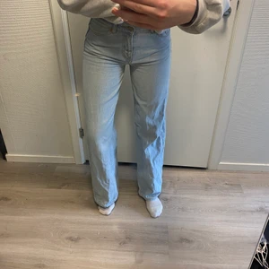 Junkyard jeans wide leg - Wide leg jeans från junkyard, ljusblåa. Superfina och sitter bra i midja, rumpa och längd på mig som är 168cm. Säljer pga att de ej kommer till användning. Köpare står för frakt