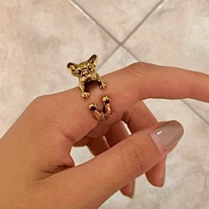 Guldring hund - Jag säljer denna jättefina ring med motiv av en hund! Köpte vintage för ett tag sedan men i jättefint skick, ej äkta guld. Justerbar storlek🤍