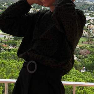 Cool leopardsweatshirt 💚 från zara, köpt i Spanien 