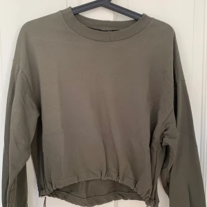 Militärgrön Sweater - En milltörgrön sweater ifrån Gina, med resor längstner som är justerbar för önskad passform💖 andvänd cirka 5 gånger