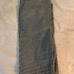 Rutiga byxor - Säljer dessa byxor för att de är för små för mig,har aldrig använts, betala via swish!