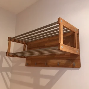 Skohylla + Hatthylla  - Fina hyllor i bra skick. Fanns i lägenheten när jag köpte den men passar inte min inredningsstil. Förra ägarna sa att de var gjorda av ek, så lite finare material. Hämtas i Malmö. 