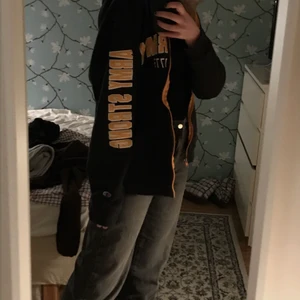 Champion zip up  - Cool svart zip up hoddie från champion med gula ditaljer. 