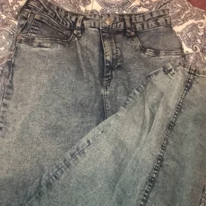Jeans - Ett par jeans i ljusblå typ. Aldrig använda bara testade. Sitter bra.