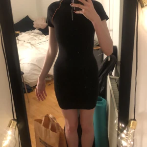 Tight klänning  - Ifrån H&M, i bra skick storlek 34/XS men funkar bra för S(jage S) jage 167 cm lång 