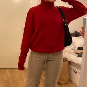 Supersnygg stickad polo ifrån Ralph Lauren💖 - Jag på bilden bär S. Frakt på 62 eller så möts vi på söder! 💖🤗